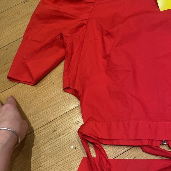Hers&mine Woman’s red top with buff sleeves and tied sides - Picture 3 of 9